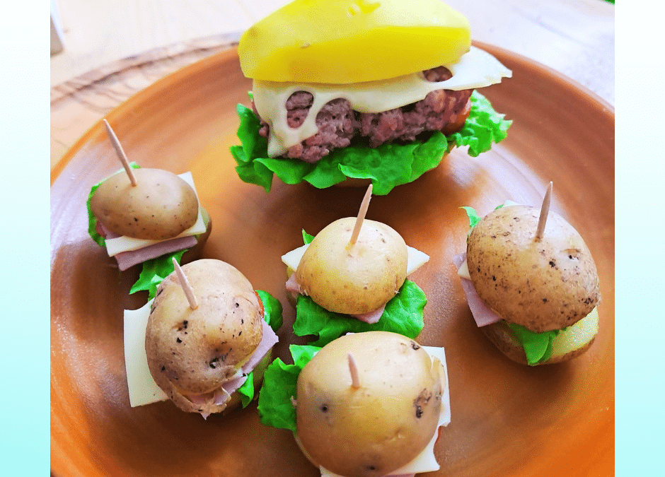 Burger et bouchés de pommes de terre